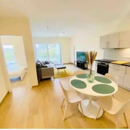 Contemporary 1 Bedroom With Parking 公寓