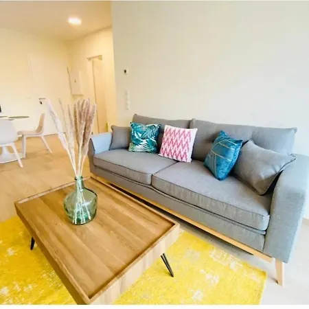 公寓 Contemporary 1 Bedroom With Parking