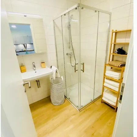 Contemporary 1 Bedroom With Parking 公寓